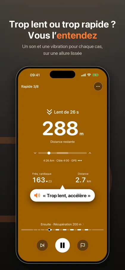Écran de course sur fond ambre indiquant « Lent de 26 s » avec une bulle vocale « Trop lent, accélère »